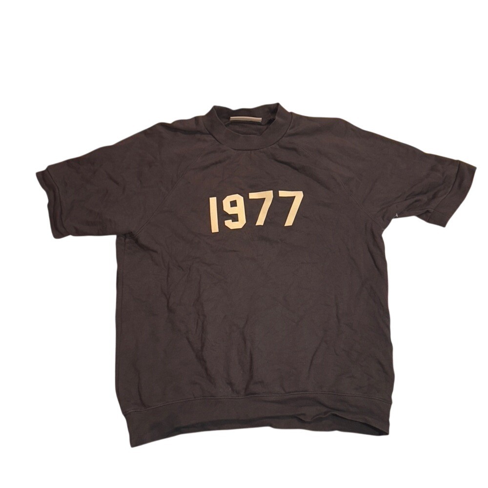 Fear of God Essentials 1977 Raglan Crewneck‎ Graphic Tee Iron Mens Small